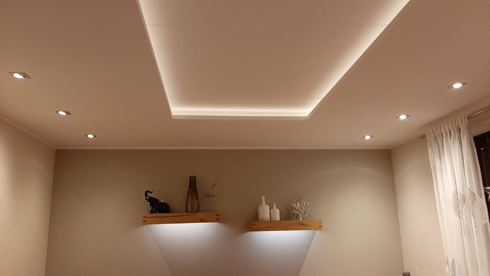 Fertiges Wohnzimmer mit abgehängter Decke und warmweißer Lichtvoute